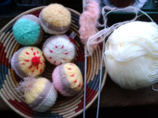 More knitted cakes 001