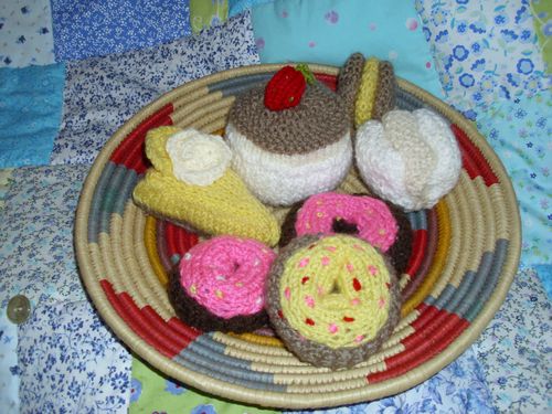 A selection of knitted cakes 002